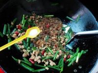 肉末韭菜炒粉条的做法