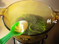菠菜云耳汤的做法