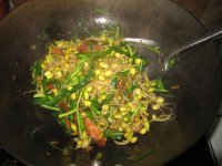 韭菜豆芽炒香肠的做法