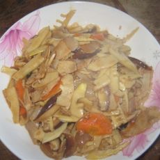 家常咸肉炒春笋的做法