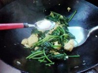 菠菜烧鸡蛋的做法