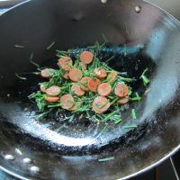 韭菜炒火腿的做法