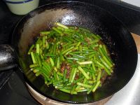 黄豆酱焖蒜苗的做法