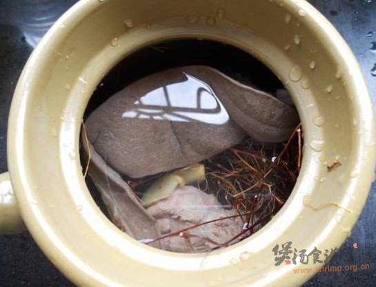 鸡骨草煲猪横俐的做法