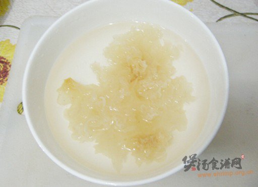 雪梨银耳甜汤的做法
