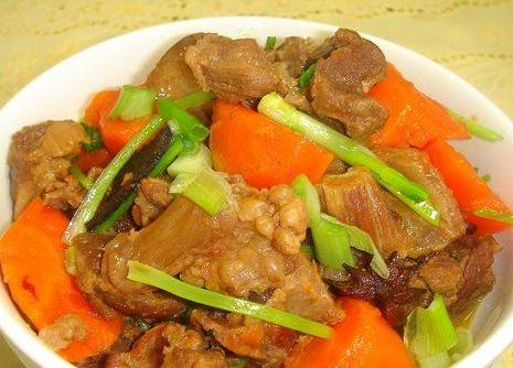 胡萝卜炖牛筋的做法