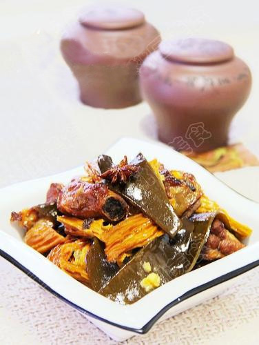 蜜汁排骨炖腐竹的做法