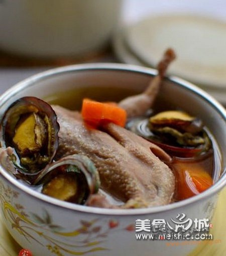 鲍鱼炖鹌鹑的做法