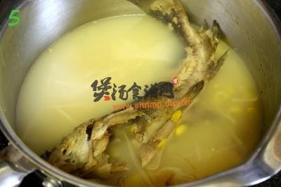 黄豆芽鲶鱼汤的做法
