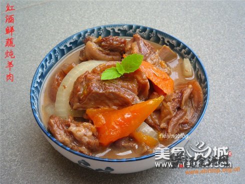 红酒鲜蔬炖羊肉的做法