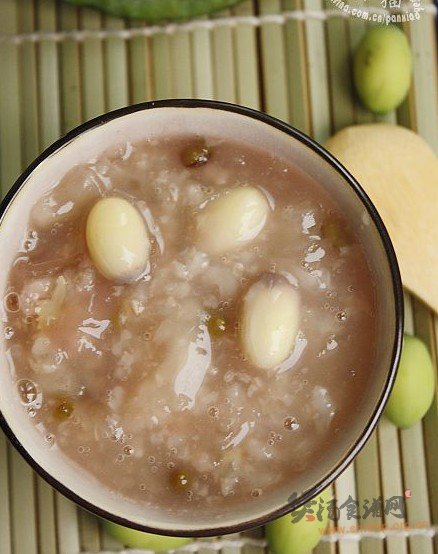 鲜莲子银耳绿豆粥的做法