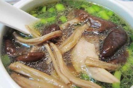 老鸭炖茶树菇的做法