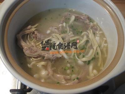鸭掌菌菇千张汤的做法