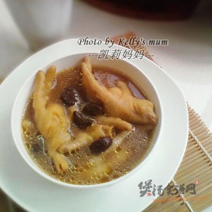 黑蒜煲鸡脚的做法