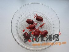 西洋参红枣鸡汤的做法