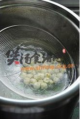 莲子土豆排骨汤的做法
