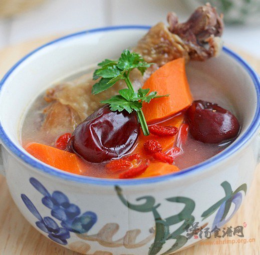 腊鸡腿胡萝卜红枣枸杞汤的做法