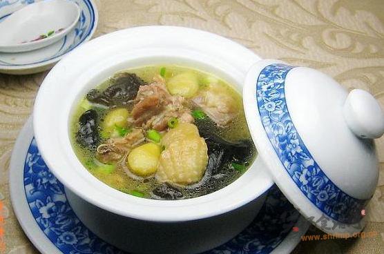 黑木耳白果炖鸡汤的做法