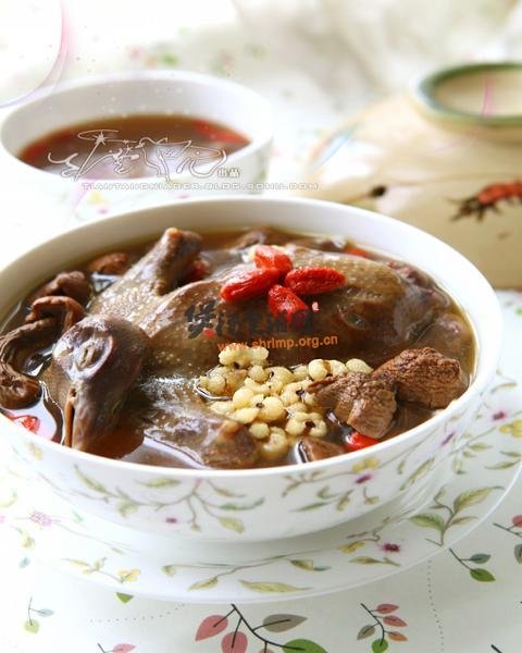 超级滋补的松茸乳鸽汤——夏季女性美容养身汤的做法