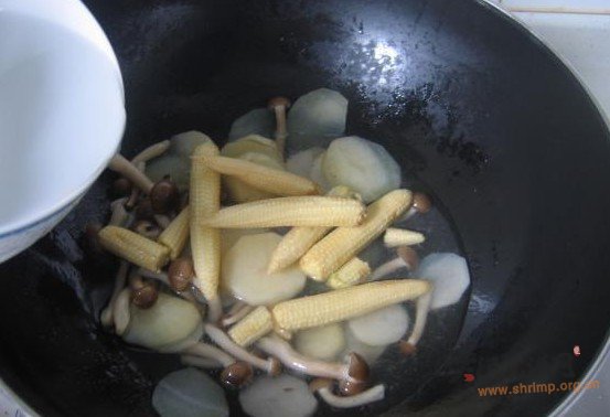 鸡毛菜土豆菌菇汤的做法