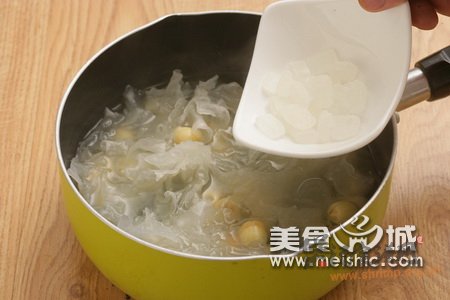 银耳莲子羹的家常做法的做法