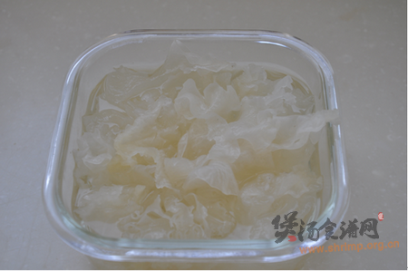 百合银耳雪梨汤的做法