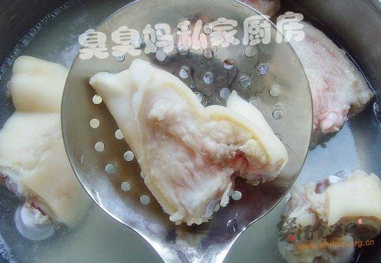 酸菜猪蹄煲的做法