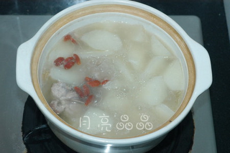 枸杞山药煲龙骨的做法