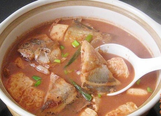 红腐乳鲳鱼豆腐煲的做法