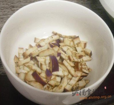 茄子包菜木耳汤的做法