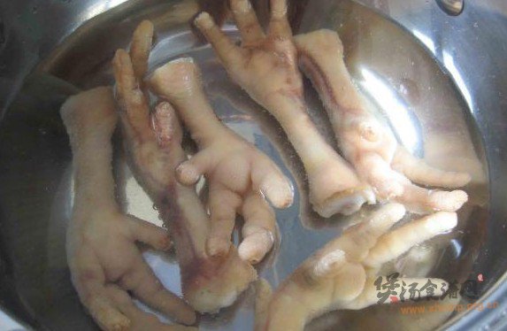 莲藕鸡爪猪骨汤的做法