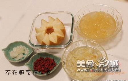 雪耳百合梨汤的做法