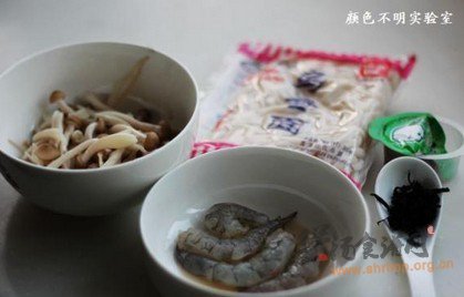海木耳虾仁乌冬面的做法