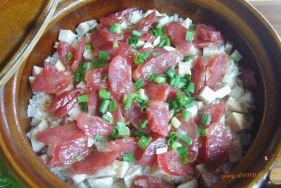 香芋腊肠煲仔饭的做法