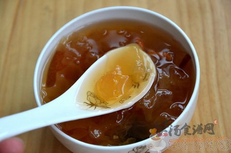 银耳皂角米红枣梨汤的做法