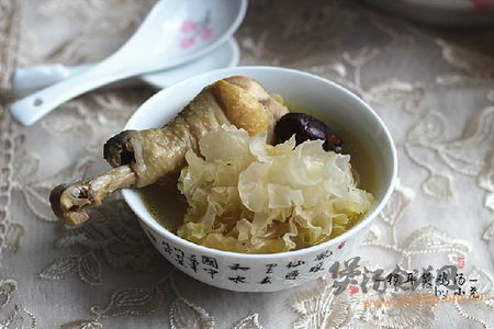 (1)银耳煲鸡汤的做法