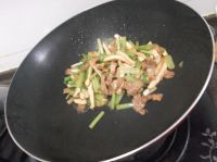 芹菜香干炒肉的做法