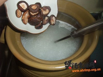 香菇滑鸡粥的做法