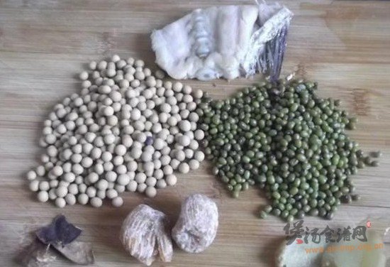 黄绿豆煲鱼骨汤的做法