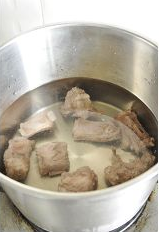 莲子土豆排骨汤的做法
