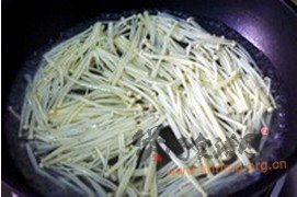 酸汤金针菇肥牛的做法