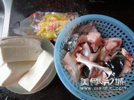 酸菜鱼头炖豆腐的做法