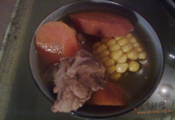 红萝卜玉米煲排骨汤的做法