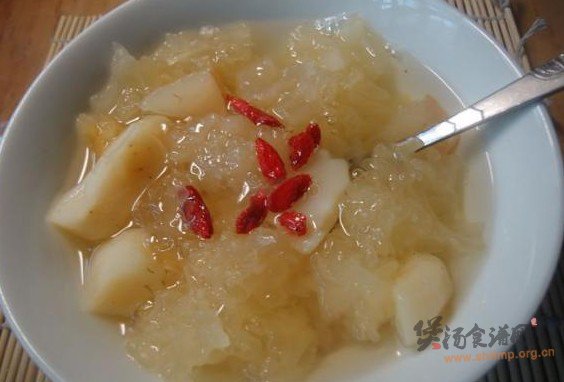 马蹄银耳梨汤的做法