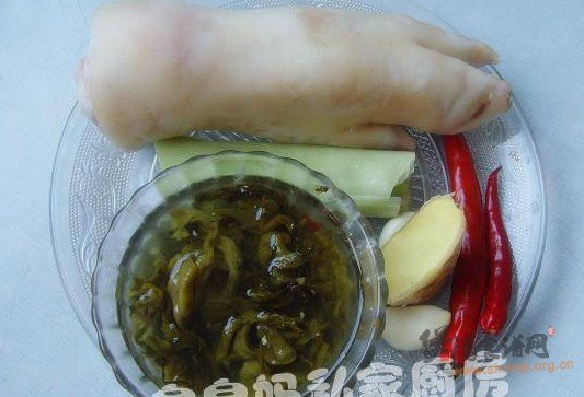 酸菜猪蹄煲的做法