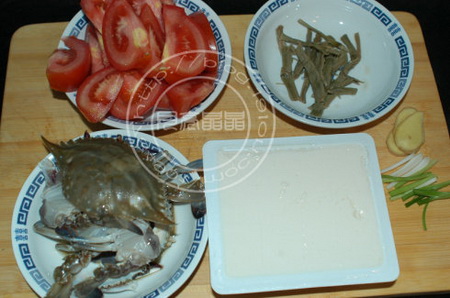 梭子蟹番茄豆腐汤的做法