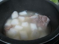 响螺片猪骨煲萝卜的做法