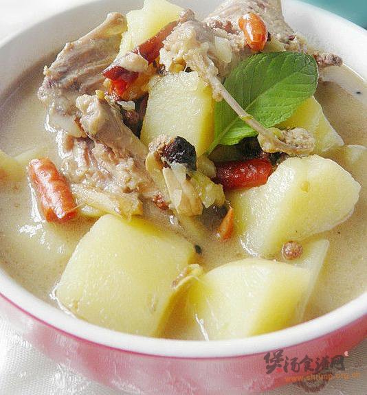 鸡架骨炖土豆的做法
