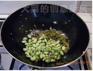 酸菜蚕豆粉丝汤的做法