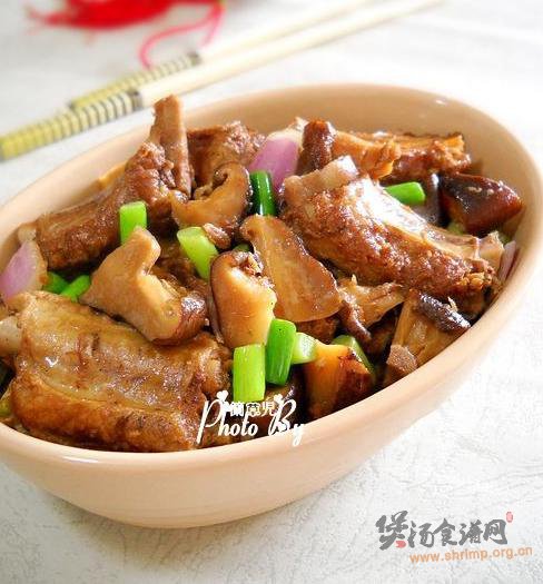 香菇炖排骨的做法